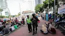 Pasukan Brimob dan polisi lalulintas berjaga saat Car Free Day di kawasan Bunderan HI, Jakarta, Minggu (24/12). Pengamanan tersebut merupakan salah satu rangkaian operasi Lilin 2017. (Liputan6.com/Faizal Fanani)