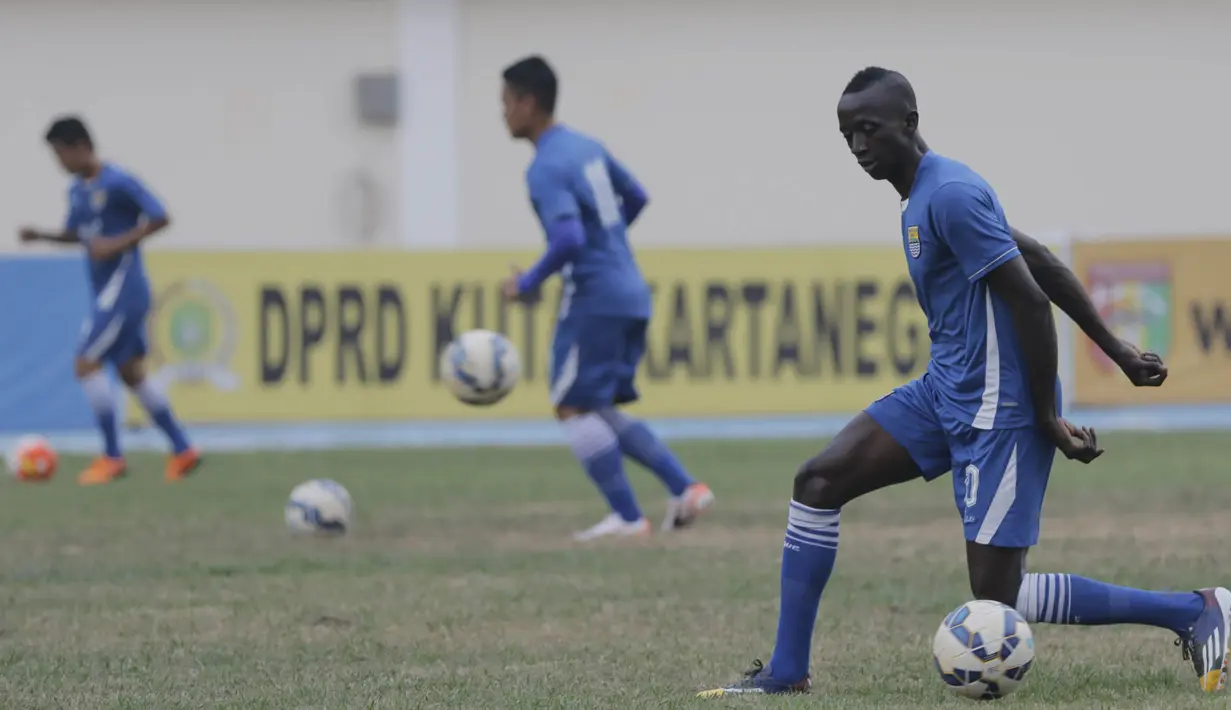 Pemain Persib, Makan Konate mengontrol bola saat latihan jelang semi final Piala Presiden melawan Mitra Kukar di Stadion Aji Imbut, Tenggarong, Kaltim, Sabtu (3/10/2015). (Bola.com/Vitalis Yogi Trisna)