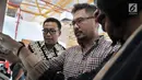 CEO KapanLagi Youniverse (KLY) Steve Christian mengakses kartu Perfeq Rider dari Dirut PT Railink Heru Kuswanto, Jakarta, Rabu (31/10). Pemberian kartu sebagai apresiasi terhadap Steve sebagai pengguna rutin kereta bandara. (Merdeka.com/Iqbal S. Nugroho)