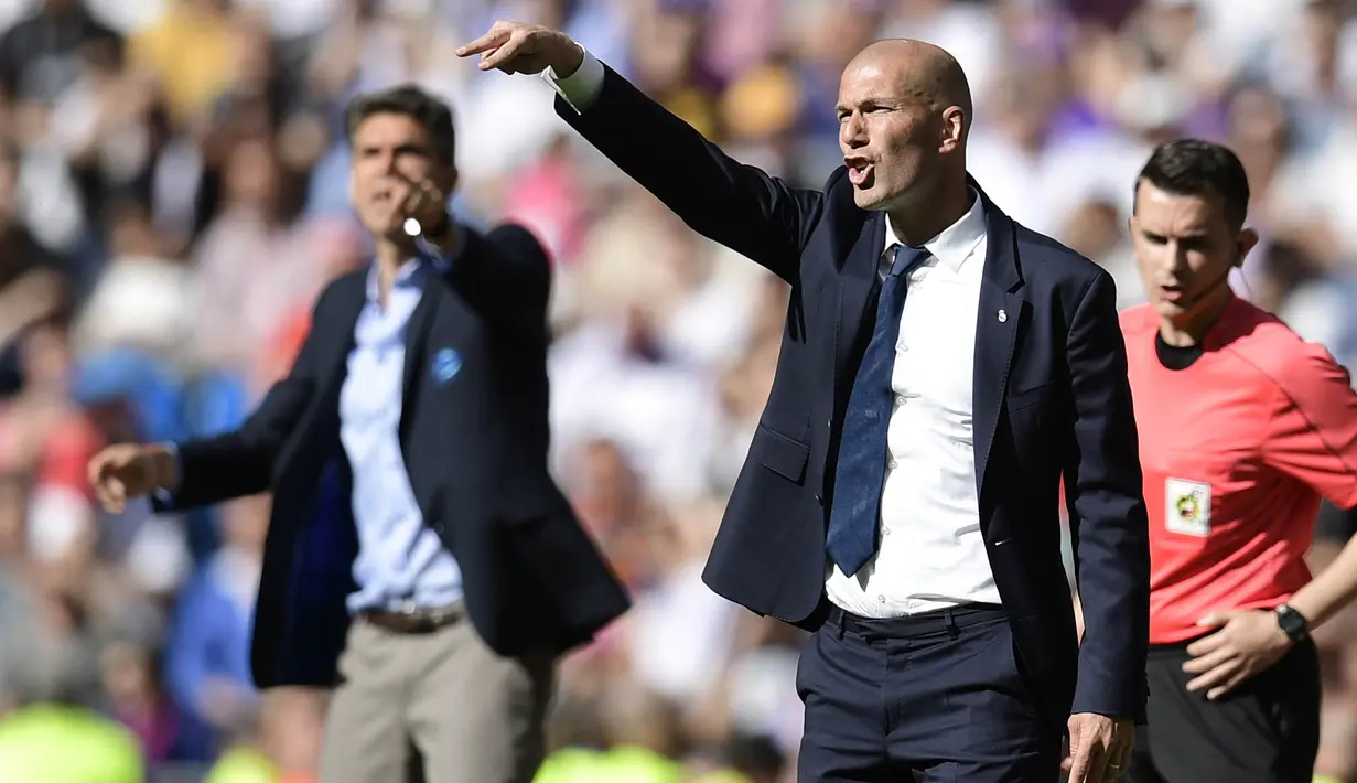 Pelatih Real Madrid, Zinedine Zidane, memberikan arahan kepada anak asuhnya. Pada laga tersebut Real Madrid mampu menciptakan 13 peluang Sementara Alaves 11 peluang. (AFP/Javier Soriano)