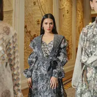 Peleburan Budaya Asia dan Eropa dalam Koleksi Benang Jarum x Raisa Wonderful Harmony. (Instagram/benangjarum).