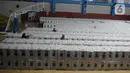 Pekerja merapikan kotak suara Pemilu 2024 di GOR Pemuda, Rawamangun, Jakarta Timur, Selasa (2/1/2024). (merdeka.com/Imam Buhori)