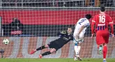 Kevin Diks menjadi aktor utama di balik kemenangan dramatis FC Copenhagen. Ia memberikan kontribusi vital dengan mencetak gol dan assist yang menentukan jalannya pertandingan. Umpan-umpan akuratnya dan ketenangannya dalam mengeksekusi penalti menjadi kunci keberhasilan timnya. (Harry Langer/dpa via AP)