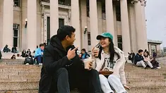 Tengah berada di New York, Amerika Serikat, Febby Rastanty menyempatkan untuk keliling di Columbia University. Salah satu universitas top dunia yang diidamkan banyak orang untuk bisa kuliah disana. Dalam momen ini ia pun menyempatkan untuk membuat vlog dan membagikan pengalaman temannya yang tengah kuliah kampus tersebut. (Liputan6.com/IG/@febbyrastanty)