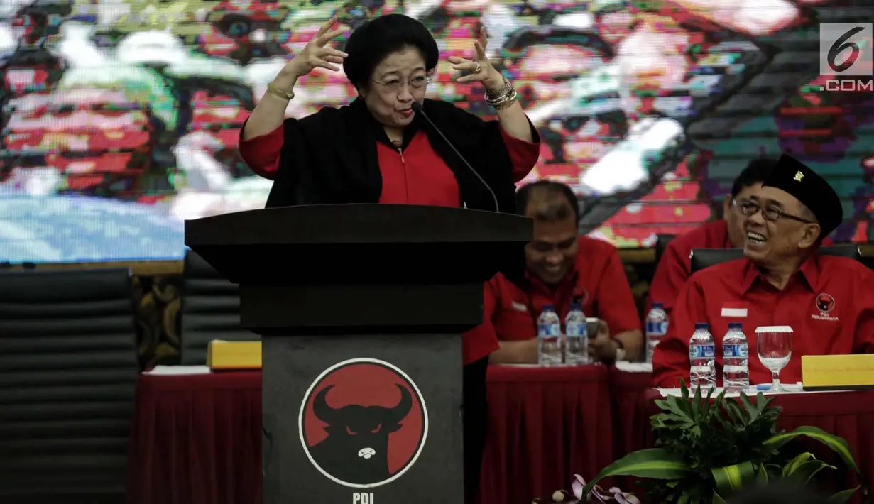 Ketum PDIP Megawati Soekarnoputri memberi pidato saat acara pengumuman nama pasangan cagub-cawagub PDIP di Kantor DPP PDIP, Jakarta, Minggu (17/11). Megawati mengumumkan pasangan cagub-cawagub Riau, Sultra, NTT dan Maluku . (Liputan6.com/Faizal Fanani)