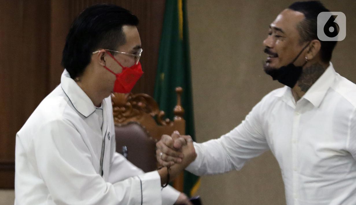 dr Tirta Mandira Hudhi (kiri) bersalaman usai menjadi saksi dalam persidangan lanjutan dugaan pengancaman dengan terdakwa I Gede Aryastina alias Jerinx SID di Pengadilan Negeri Jakarta Pusat, Rabu (9/2/2022). dr Tirta menjadi saksi yang meringankan terdakwa. (Liputan6.com/Helmi Fithriansyah)