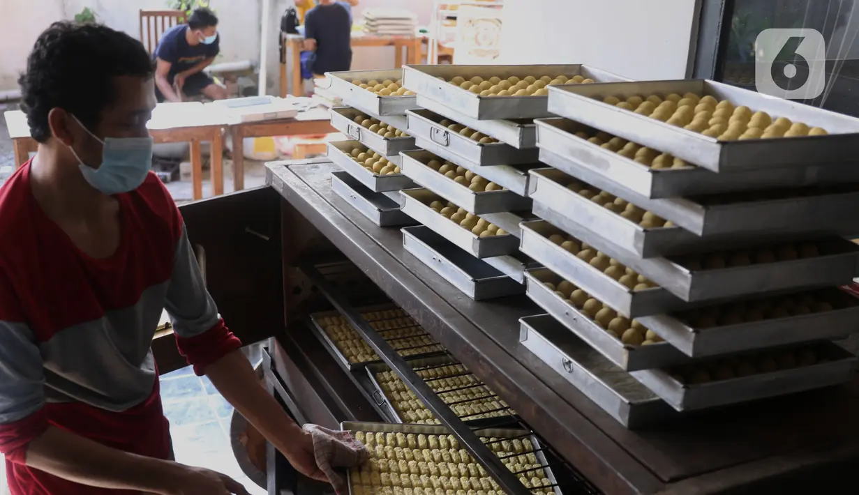 Pekerja tengah membuat kue kering di industri rumahan Dea cake di Tangerang, Selasa (27/4/2021). Meskipun dimasa pandemi di saat ramadhan permintaan kue kering di tempat tersebut meningkat 100 persen dari pada tahun sebelumnya.  (Liputan6.com/Angga Yuniar)