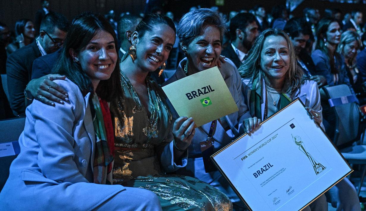 Berdasarkan hasil voting, Brasil berhasil unggul dari Belgia, Belanda, dan Jerman yang memberikan penawaran bersama. (Lillian SUWANRUMPHA/AFP)