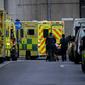 Seorang pasien didorong di atas troli di luar Rumah Sakit Royal London saat lockdown nasional ketiga, London, Inggris, 12 Januari 2021. Lebih dari 81.000 orang di Inggris tewas akibat COVID-19. (AP Photo/Matt Dunham)