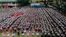 Tarian massal di hari Valentine dengan melibatkan sejumlah pelajar dan mahasiswa di Manila, Filipina, Selasa (14/2). Acara bertajuk "One Billion Rising" sebagai kampanye 'Tolak Kekerasan Terhadap Perempuan dan Anak'. (AP Photo / Bullit Marquez) 