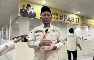 Kadaker Makkah Ihsan Faisal diwawancara tentang kebakaran di area hotel jemaah haji Indonesia, 6 Juni 2026. (Liputan6.com/ dok. Media Center Haji)