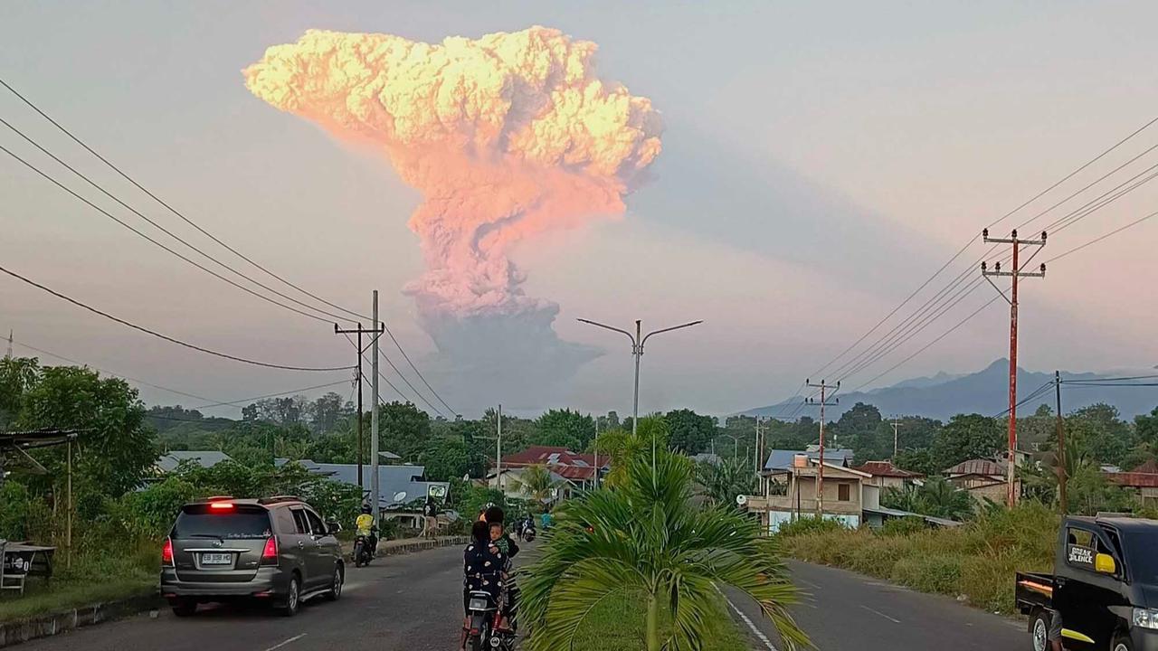 FOTO: Erupsi Dahsyat Gunung Gunung Lewotobi Laki-Laki, Status Menjadi Awas