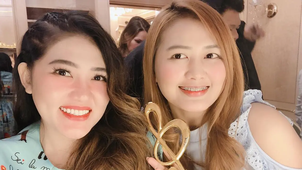 6 Potret Kebersamaan Via Vallen dan Mella Rosa, Bak Kembar