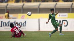 Pemain Persebaya United, Evan Dimas berebut bola dengan pemain Persiba, Akbar Rizal pada laga Piala Presiden di Stadion Si Jalak Harupat, Bandung, Kamis (10/9/2015).  (Bola.com/Vitalis Yogi Trisna)