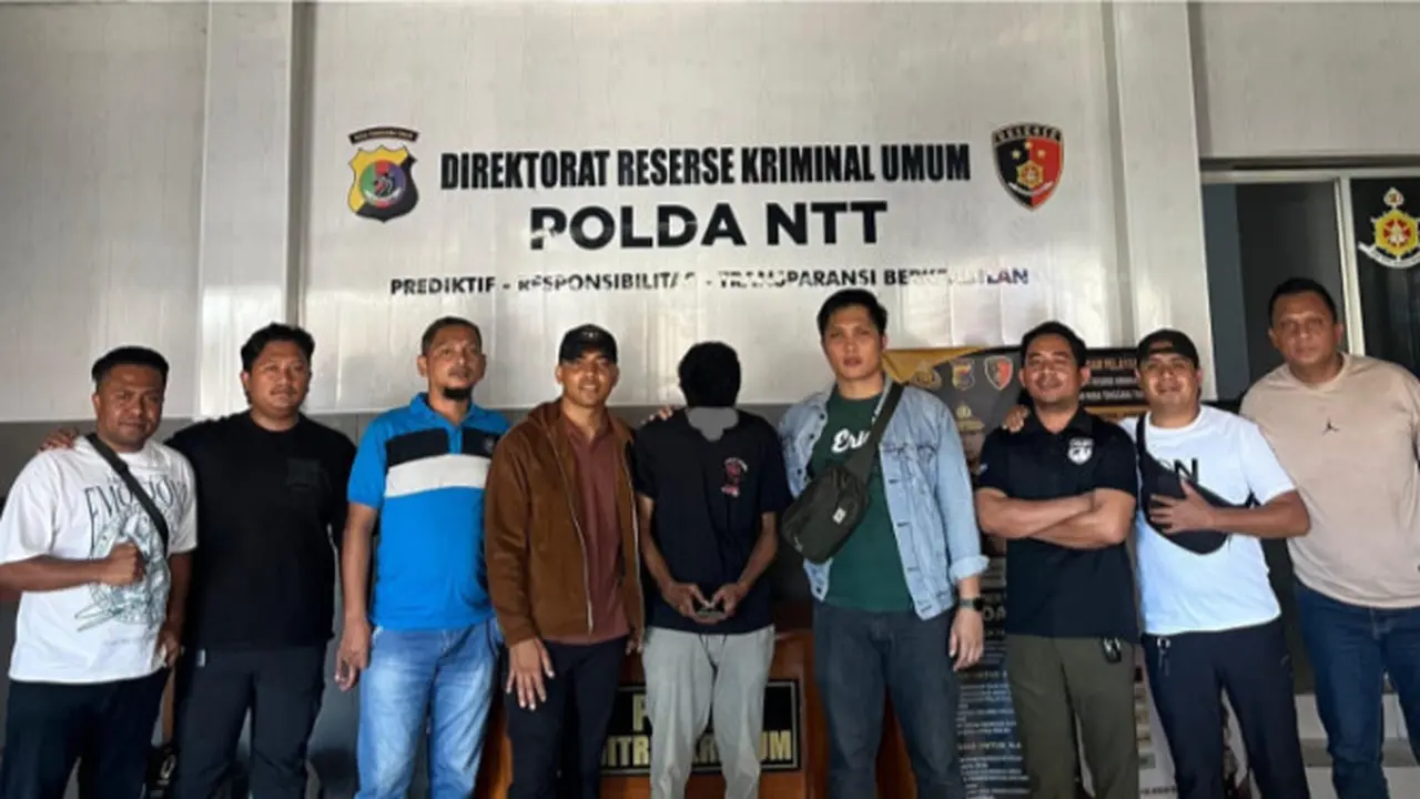 Pelaku penyebar foto bugil saat diamankan polisi (Liputan6.com/Ola Keda)