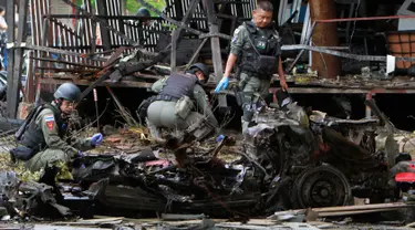 Tentara Thailand memeriksa mobil yang hancur usai ledakan bom di lokasi ledakan bom mobil di sebuah hotel, Provinsi Pattani, Thailand, Rabu (24/8). Ledakan bom mobil tersebut menewaskan satu orang dan 30 orang luka-luka. (REUTERS/Surapan Boonthanom)