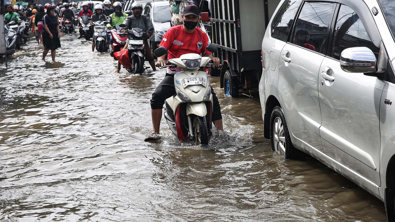 Banjir di Jalan Kamal Raya Jakarta Barat