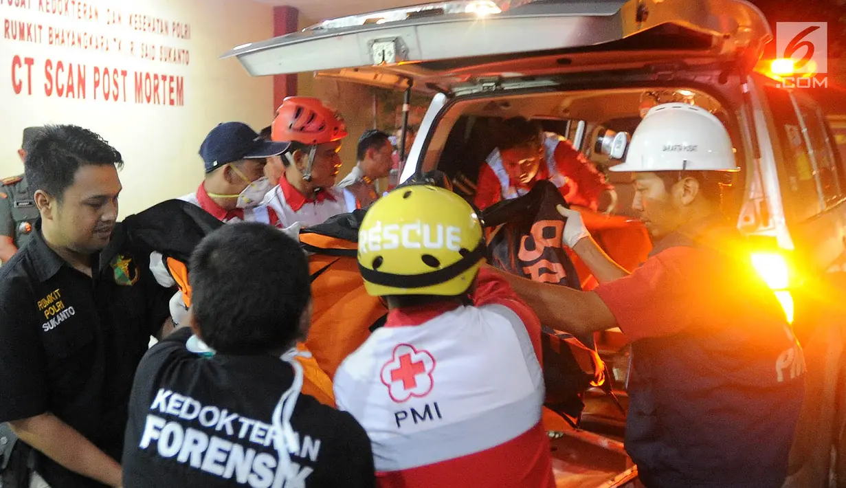 Petugas mengevakuasi kantong jenazah korban jatuhnya pesawat Lion Air JT 610 menuju ruang post mortem di RS Polri Kramat Jati, Jakarta Timur (29/10). Hingga malam ini tercatat 14 kantong jenazah dibawa ke RS Polri. (merdeka.com/Arie Basuki)