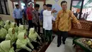 Ketum PBNU, Said Aqil Siradj (kanan) menyambut kedatangan Dubes RRT untuk Indonesia, Xie Feng di Ponpes Luhur Al Tsaqafah, Jakarta, Jumat (2/6). RRT dan PBNU akan meluncurkan Pusat Kajian Tiongkok di Universitas NU Indonesia (Liputan6.com/Johan Tallo)