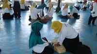 Praktik pelatihan bantuan hidup dasar di Pondok Pesantren Gontor Putri. Foto: Humas UNAIR