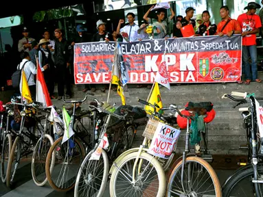 Komunitas sepeda ontel dan solidaritas pelajar yang berasal dari berbagai daerah di Jawa Tengah dan Jawa Timur melakukan aksi mendukung Komisi Pemberantasan Korupsi (KPK) Jakarta, Senin (16/02/15). (Liputan6.com/Faisal R Syam)