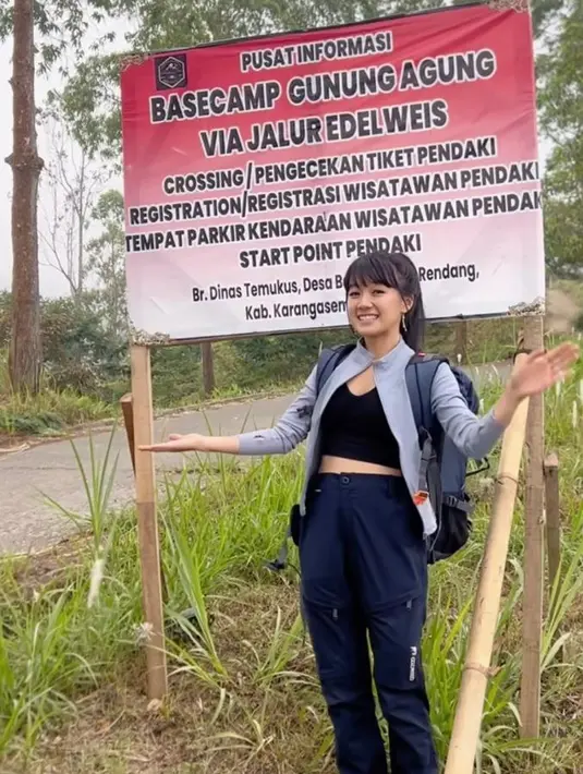 Daki gunung Agung, Cindy Gulla tampil menawan dengan crop top, jaket panjang, cargo pants, dan sepatu gunung hitam. [@cgulla]