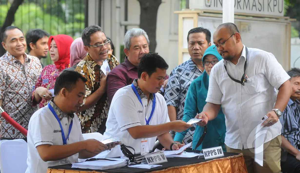 Pegawai KPU melakukan simulasi pemungutan dan penghitungan suara Pemilihan Gubernur dan Wakil Gubernur, Bupati dan Wakil Bupati, Walikota dan Wakil Walikota di TPS Halaman Gedung KPU RI, Jakarta Pusat, Selasa (7/4/2015). (Liputan6.com/Herman Zakharia)