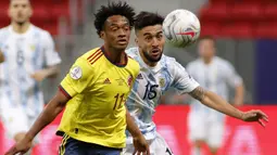Memasuki menit-menit pertengahan babak pertama, Kolombia dan Argentina saling serang. Namun serangan mereka hanya sebatas menjadi peluang. Papan skor tak berubah hingga akhir babak pertama usai. Argentina unggul 1-0 atas Kolombia. (Foto: AFP/Silvio Avila)