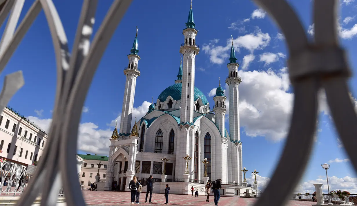 Wisatawan mengunjungi masjid Kul-Sharif di Kazan, Rusia, 9 Juni 2018. Masjid yang terletak pusat kota Kazan, ibu kota Republik Tatarstan ini merupakan salah satu masjid yang terindah di dunia. (AFP PHOTO/SAEED KHAN)