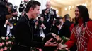 Penyanyi Kanada, Shawn Mendes bertemu aktor Jared Leto saat menghadiri penggalangan dana di dunia mode, The Costume Institute Gala atau yang lebih dikenal dengan The Met Gala di New York, AS, Senin (6/5/2019). (REUTERS/Mario Anzuoni)