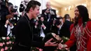 Penyanyi Kanada, Shawn Mendes bertemu aktor Jared Leto saat menghadiri penggalangan dana di dunia mode, The Costume Institute Gala atau yang lebih dikenal dengan The Met Gala di New York, AS, Senin (6/5/2019). (REUTERS/Mario Anzuoni)