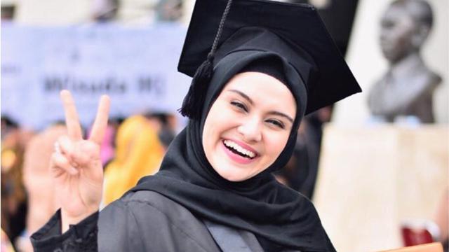 Dipaksa Suami, Zee Zee Shahab Lulus S2 Cum Laude - ShowBiz Liputan6.com
