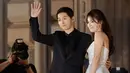 Song Joong Ki dan Song Hye Kyo melambaikan tangan ketika berpose di karpet merah The 52nd Baeksang Art Awards, Seoul, 3 Juni 2016. Rencana pernikahan dua bintang Korea Selatan itu memuncaki trending topic dengan tagar Song Song Couple. (AP/Ahn Young-joon)