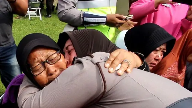 Pelukan tanda cinta anggota Polwan kepada ibunya pada peringatan hari ibu 2018. (Foto: Liputan6.com/Polres Pemalang/Muhamad Ridlo)