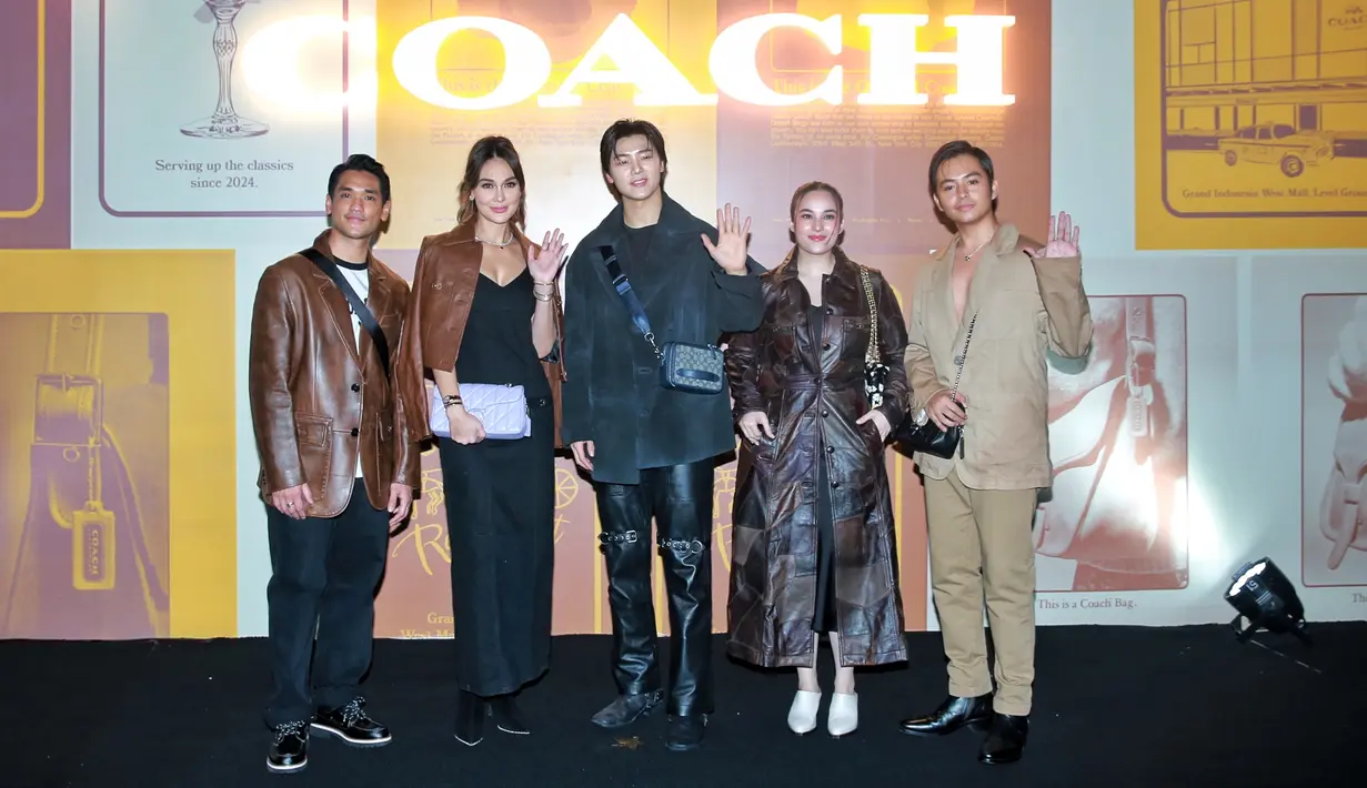 Angga Yunanda tampil gentleman dengan set blazer dan celana panjang beige yang serasi, dipadukannya mengenakan sling bag dan leather shoes yang sama-sama berwarna hitam. [Foto: Document FIMELA/Adrian Putra]