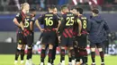 Pelatih Manchester City, Pep Guardiola berbicara dengan para pemainnya di akhir pertandingan melawan RB Leipzig pada leg pertama babak 16 besar Liga Champions di Red Bull Arena, Jerman, Kamis (23/2/2023). Manchester City bermain imbang dengan Leipzig dengan skor 1-1. (AP Photo/Andreas Gora)