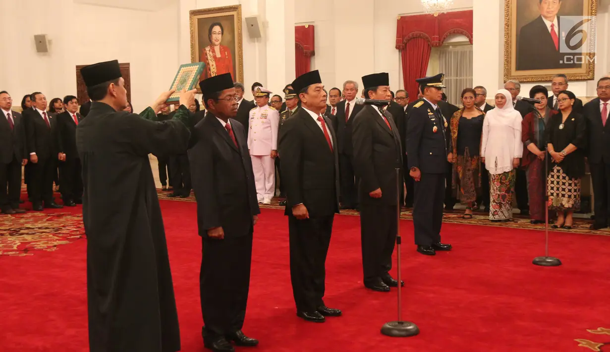 Empat pejabat negara mengikuti upacara pelantikan di Istana Negara, Jakarta, Rabu (17/1). Dalam reshuffle jilid III ini, Presiden Jokowi langsung melantik anggota kabinet yang baru tanpa pengumuman sebelumnya. (Liputan6.com/Pool/Randi)