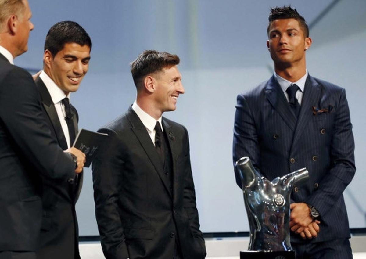 Senyum lebar Messi terima gelar Pemain Terbaik UEFA 2015