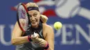 Petenis Ceko, Petra Kvitova, mengembalikan bola saat bertanding melawan petenis Amerika Serikat, Venus Williams, pada turnamen AS Terbuka di New York, Rabu (6/9/2017). Venus Williams menang 6-3, 3-6, 7-6 (7-2) atas Petra Kvitova. (AP/Kathy Willens)