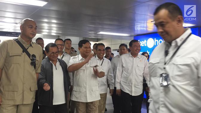 Ketua Umum Gerindra Prabowo Subianto tiba di Stasiun MRT Lebak Bulus, Jakarta, Sabtu (13/7/2019). Prabowo mengenakan baju khasnya, safari putih. (Liputan6.com/Lizsa Egehem)