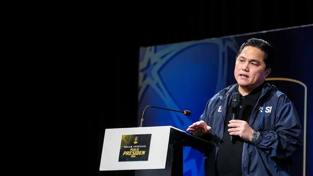 Ketum PSSI Erick Thohir dalam acara Malam Apresiasi Piala Presiden 2024 di SCTV Tower, Kamis (19/12/2024). (c) Bola.net/Bagaskara Lazuardi
