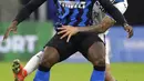 Pemain Inter Milan Romelu Lukaku (depan) memperebutkan bola dengan pemain Atalanta Cristian Romero pada pertandingan Serie A di Stadion San Siro, Milan, Italia, Senin (8/3/2021). Inter Milan menang 1-0. (AP Photo/Luca Bruno)