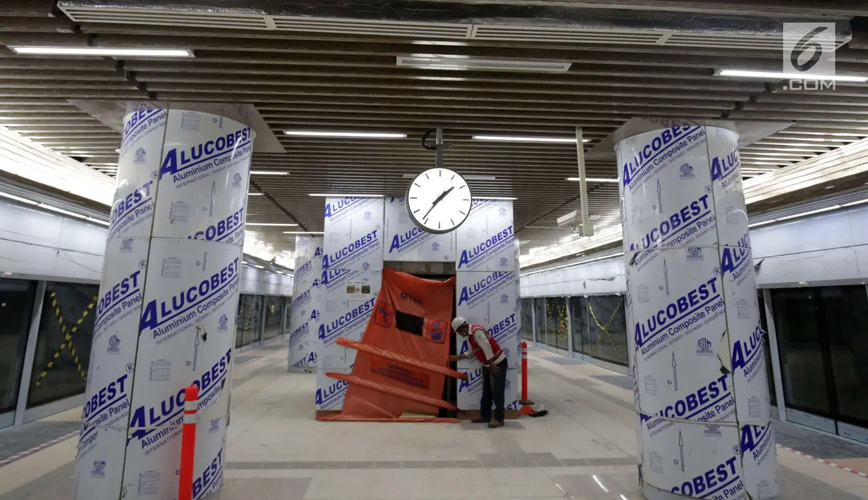 Pekerja mengecek lift di Stasiun Mass Rapid Transit (MRT) Dukuh Atas, Jakarta, Kamis (27/9). Pembangunan konstruksi proyek MRT Jakarta fase satu yang menghubungkan Lebak Bulus - Bundaran HI sudah mencapai 96,53 persen. (Liputan6.com/Angga Yuniar)