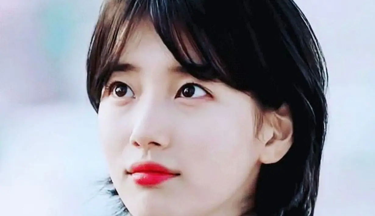 Kali ini Suzy mencoba potongan shaggy bob dengan poni belah tengah dalam drama Korea While You Were Sleeping. (Instagram/skuukzky).