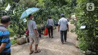 Pengunjung melihat tanamam yang dipamerkan di Lapangan Banteng, Jakarta, dalam acara Floraction, Sabtu (18/2/2023). Wali Kota Administrasi Jakarta Pusat Dhany Sukma mengatakan kegiatan ini seiring kebijakan Pemerintah Provinsi DKI Jakarta untuk melakukan penanaman satu juta pohon. (Liputan6.com/Faizal Fanani)