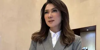 Penampilan Fifi Aleyda Yahya begitu inspiratif. Ia banyak menampilkan look profesional yang memadukan tampilan trendi sekaligus klasik. [Foto: Instagram/ Fifi Aleyda Yahya]