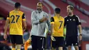 Pelatih Wolverhampton Wanderers, Nuno Espirito Santo, memberikan selamat kepada pemainnya usai mengalahkan Sheffield United pada laga Liga Inggris di Bramall Lane, Selasa (15/9/2020). Wolverhampton menang 2-0 atas Sheffield United. (AFP/Peter Powell/pool)