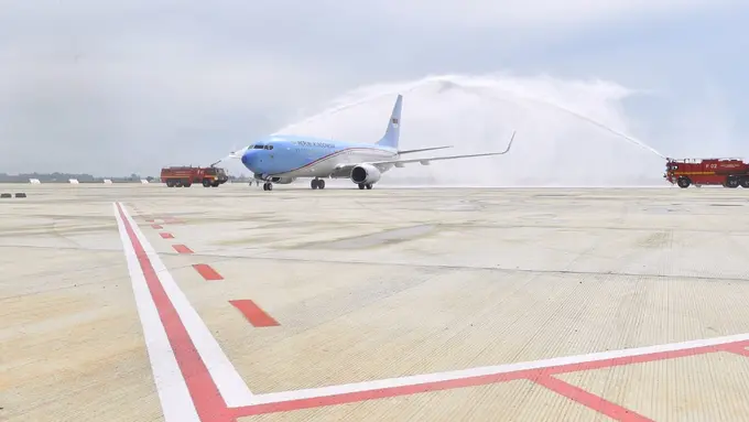 Pesawat Kepresidenan Mendarat Perdana di Bandara Kertajati