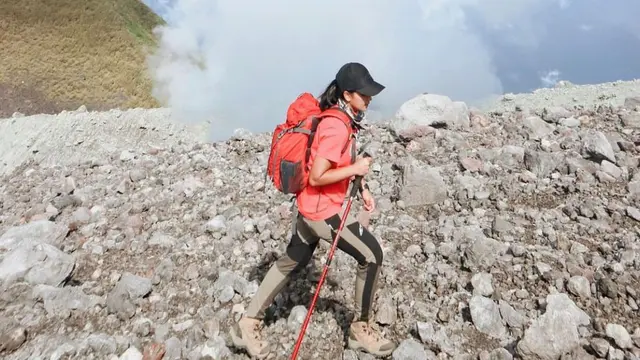 Seorang pendaki sedang berada di Gunung Gamalama di pulau Ternate