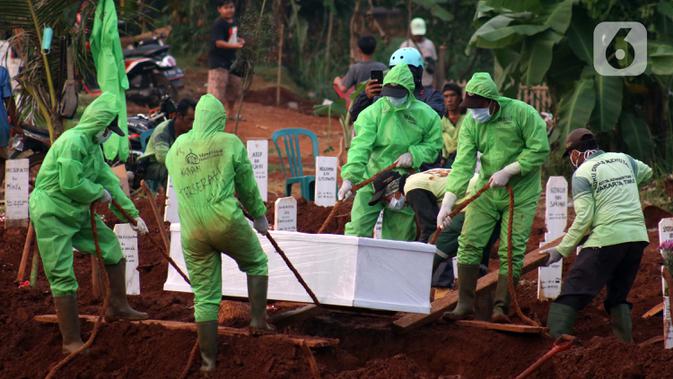 Petugas bersiap memakamkan pasien terinfeksi COVID-19 di TPU Pondok Ranggon, Jakarta, Senin (10/8/2020). Berdasar data di web corona.jakarta.go.id, Senin (10/8), kasus positif Covid-19 di Jakarta 26.193 orang, 16.446 dinyatakan sembuh dan 940 meninggal dunia. (Liputan6.com/Helmi Fithriansyah)